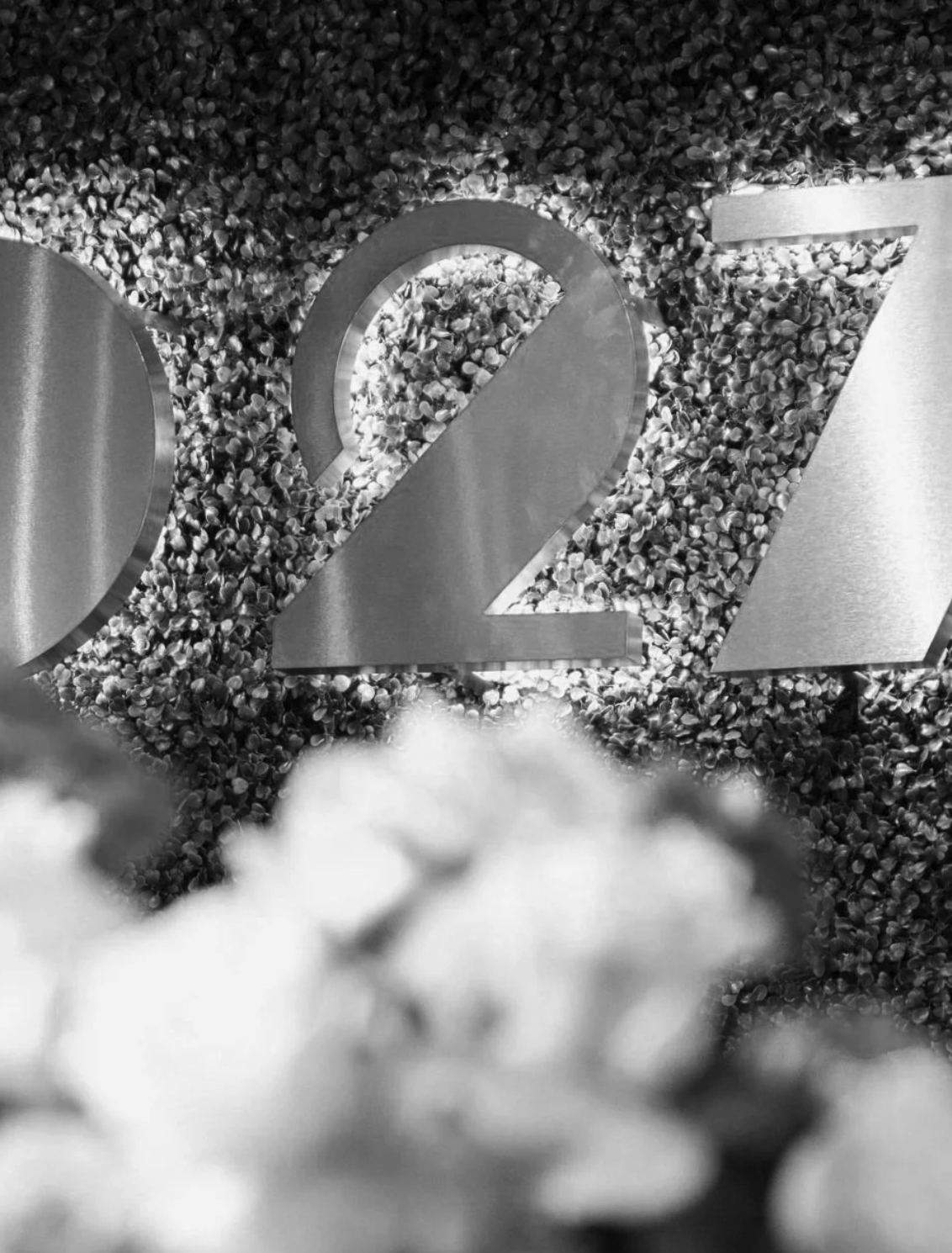 Letras 27 en metal sobre muro de hortensias en Luna27 Nail Spa